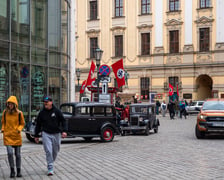 Plan zdjęciowy w okolicach Uniwersytetu Wrocławskiego. - Z uwagi na szczególne tło historyczne serialu (nazistowskie Niemcy lat 30. XX wieku), w przestrzeni miasta powstaną plany scenograficzne, uwzględniające określone znaki i symbole, charakterystyczne dla danego okresu historycznego, których nie należy w żaden sposób interpretować dosłownie – są jedynie dekoracją do filmu - informuje producent filmu